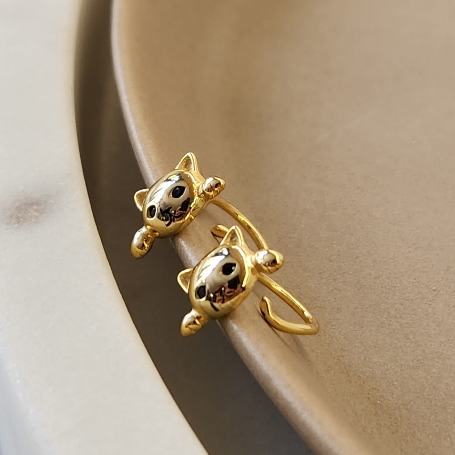 Lazy Cat Earrings cat peeping over edge paws out detail