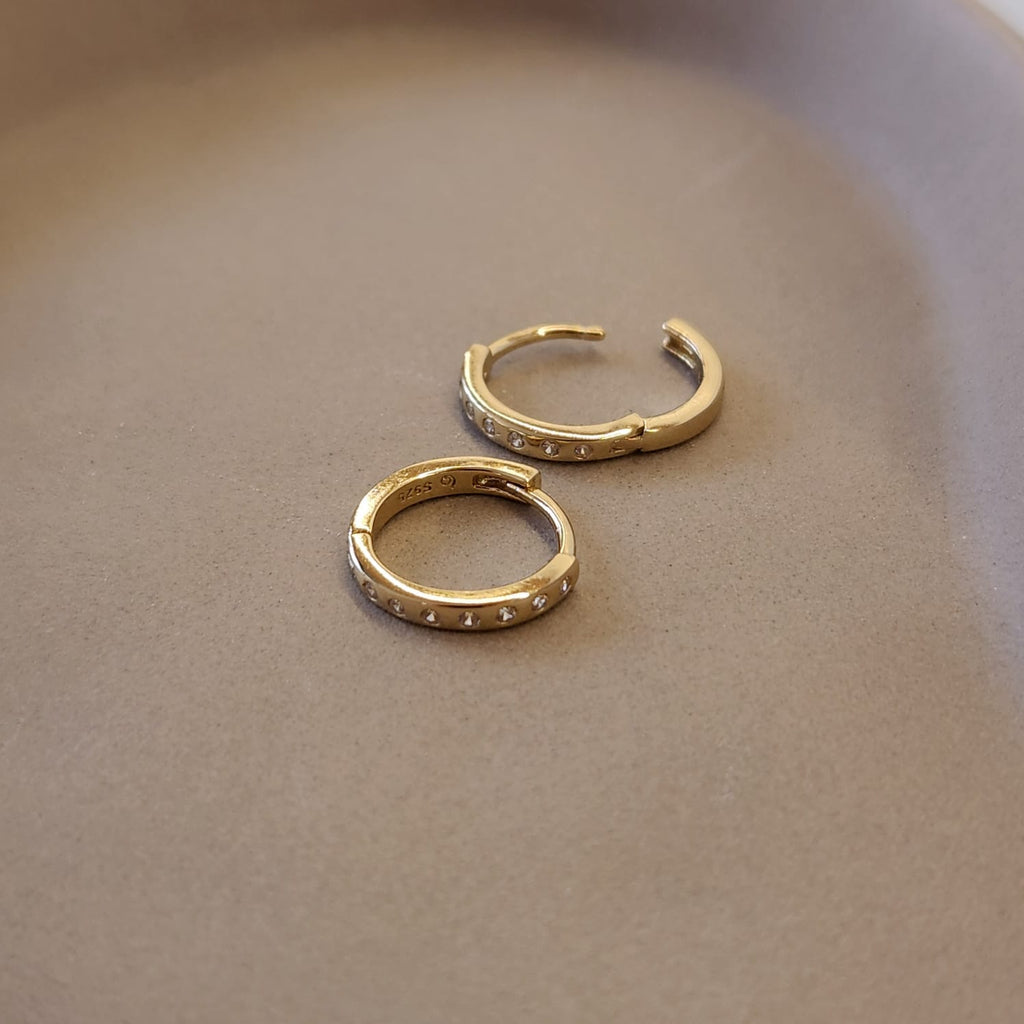 Spaced Zircon Huggie Earrings gold tone 3-layer platinum plating
